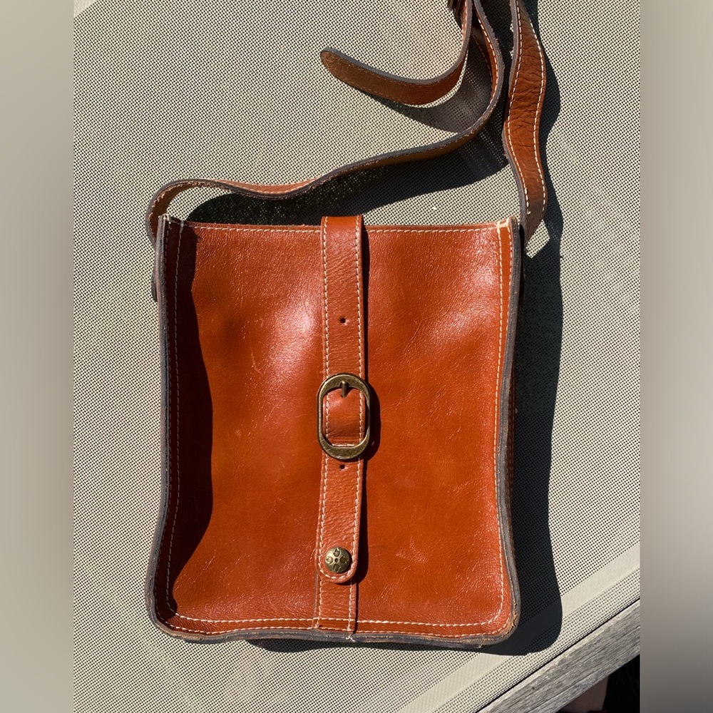 Classic leather crossbody handbag. 100% full-grain leather.